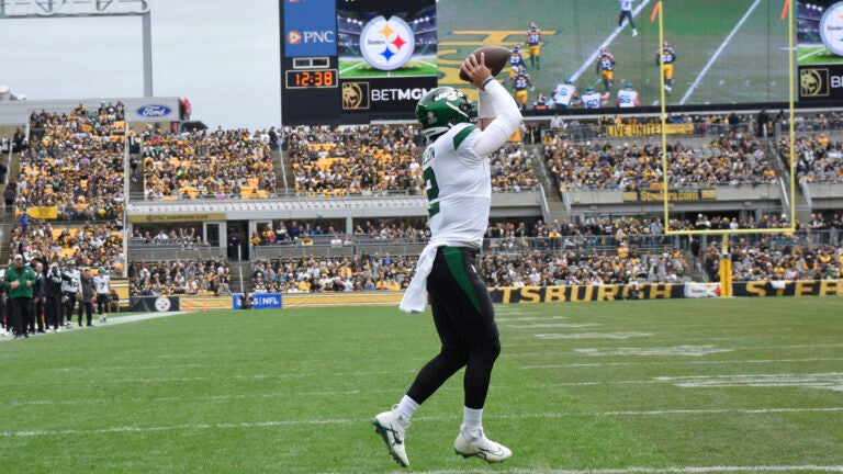 Zach Wilson rallies Jets past Kenny Pickett, Steelers 24-20