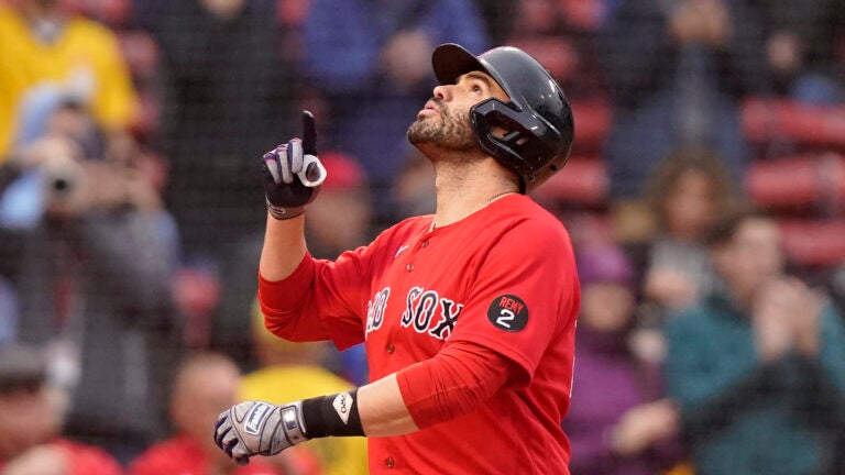 Boston Red Sox's Kiké Hernández makes 'Gold Glove' barehanded play with  'offensive linemen' behind him in outfield 