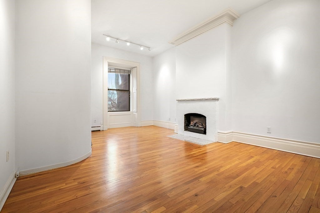 109-Beacon-Street-Living--636152426501f