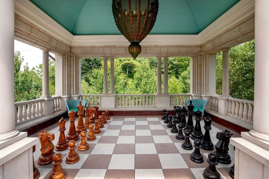 16 Juego de ajedrez de tamaño natural Boardman Avenue.