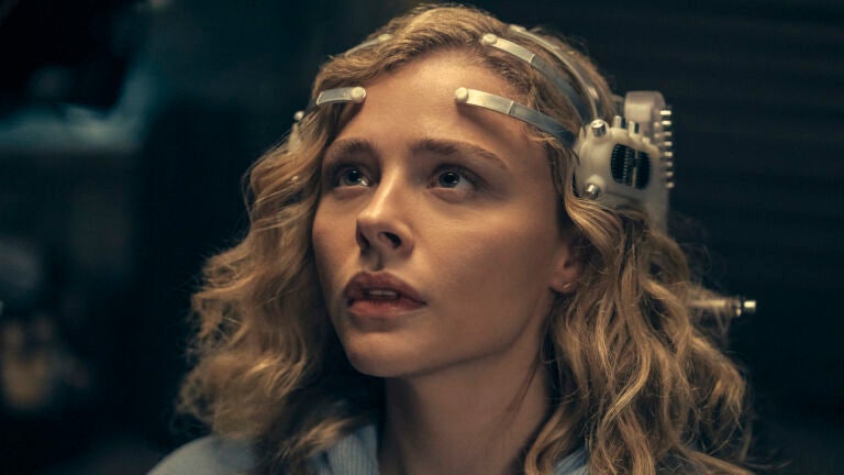 https://bdc2020.o0bc.com/wp-content/uploads/2022/11/Chloe-Grace-Moretz-The-Peripheral-637813133201d-768x432.jpg