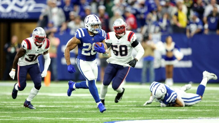 Taylor Helps Colts Turn Table on Patriots With 27-17 Victory - Bloomberg