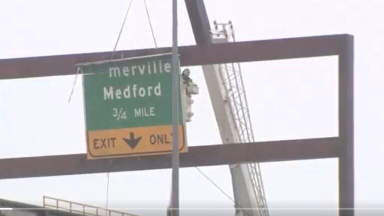 MassDOT investigating after highway sign falls on SUV on I-93 - Vimarsana News
