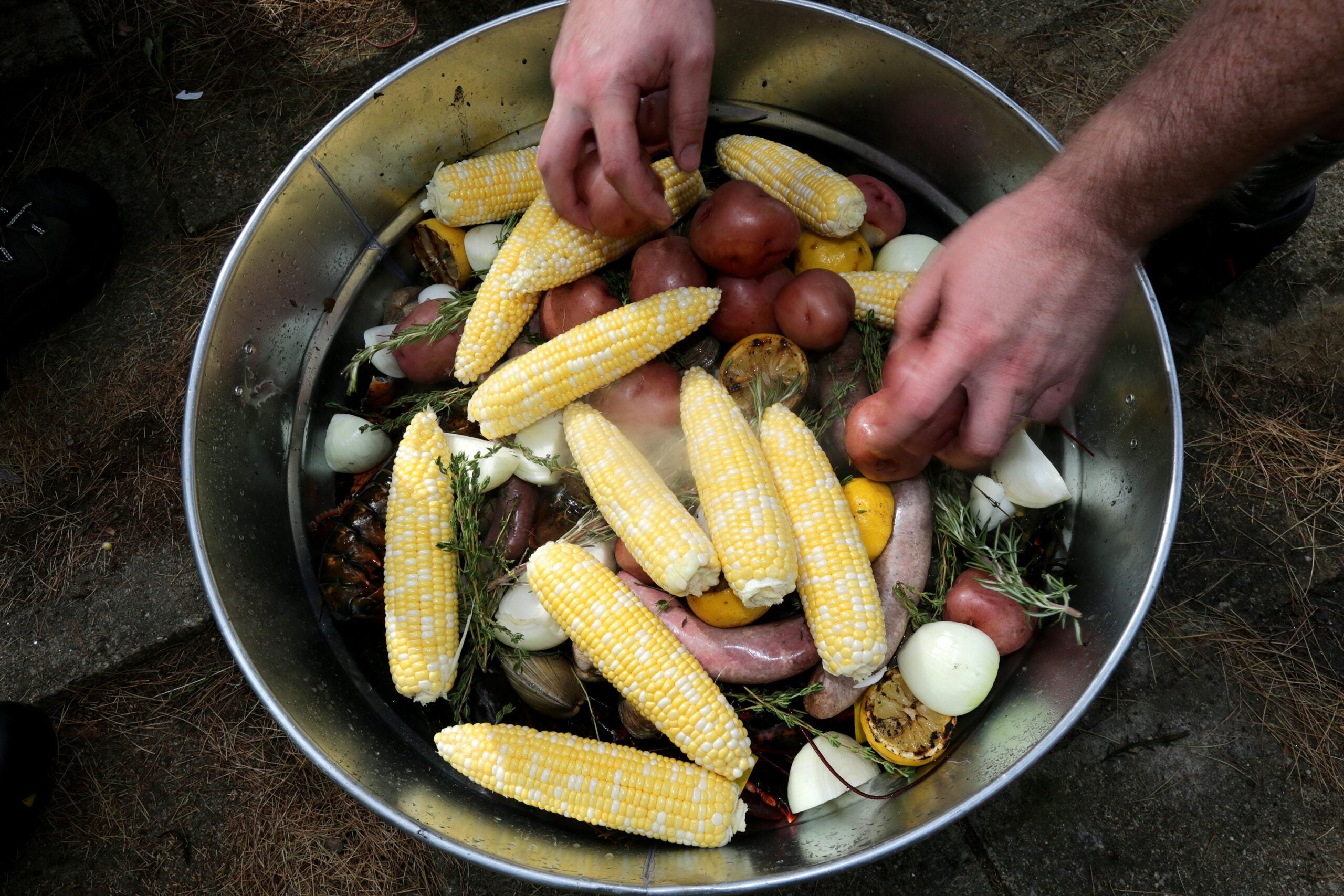 This was shared with me on a FB group to help with identifying corn stick  pans. I thought others might also find it useful as well. : r/castiron