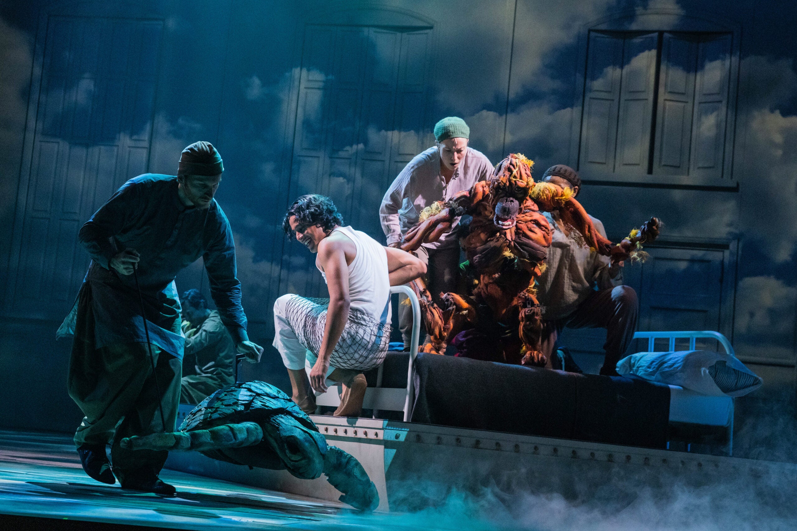 See How Puppetry Creates a Life-Like Tiger in Life of Pi on Broadway 