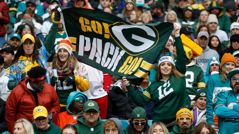 Playoff hopes for Packers, Dolphins on diverging paths