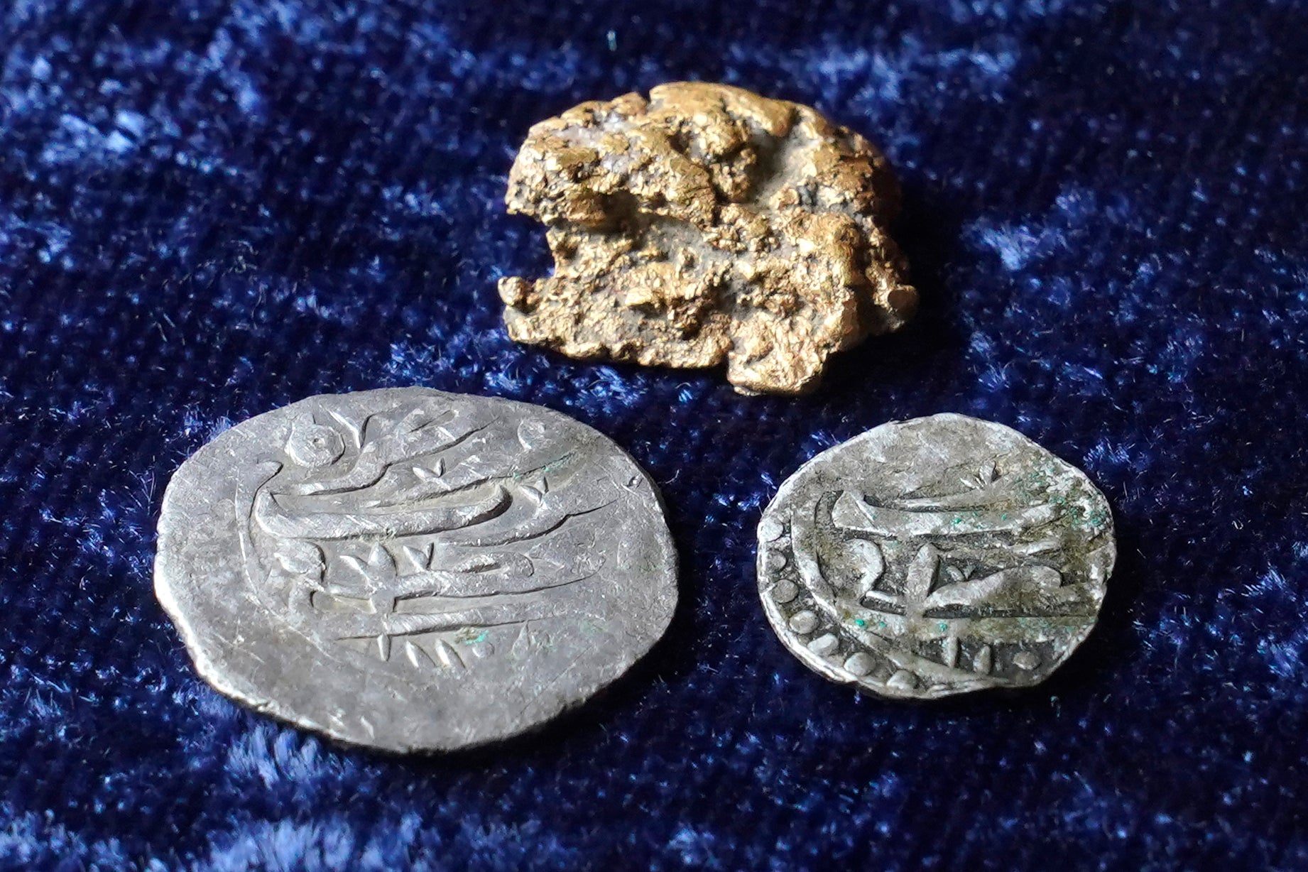 Серебряная монета пиратов. Древние серебряные арабские монеты. Пиратские монеты. Пиратские монеты название.