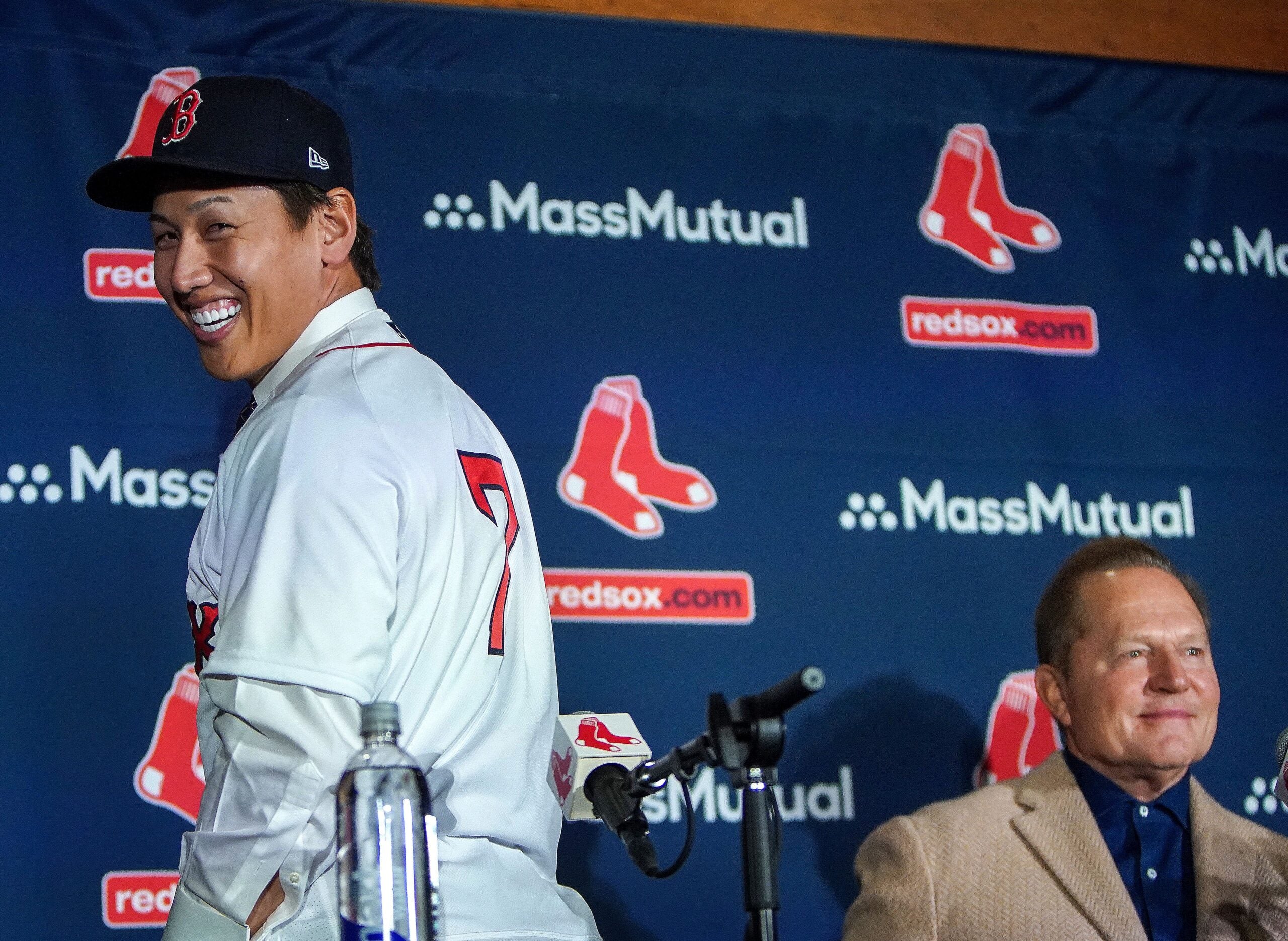Masataka Yoshida dons his new No. 7 Red Sox jersey at his unveiling press conference on Dec. 15.
