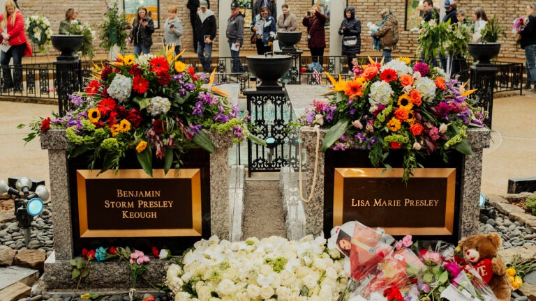 Mourners gather at the memorial service for Lisa Marie Presley at Graceland in Memphis, Tenn., on Sunday, Jan. 22, 2023. (Houston Cofield/The New York Times)