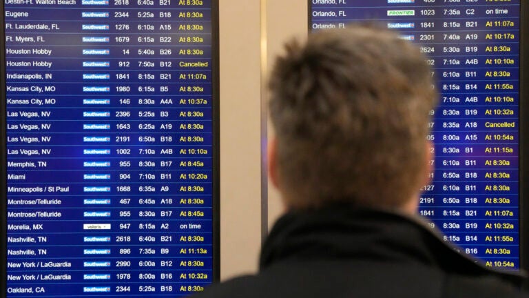 Flight disruptions cascade across U.S. after computer outage