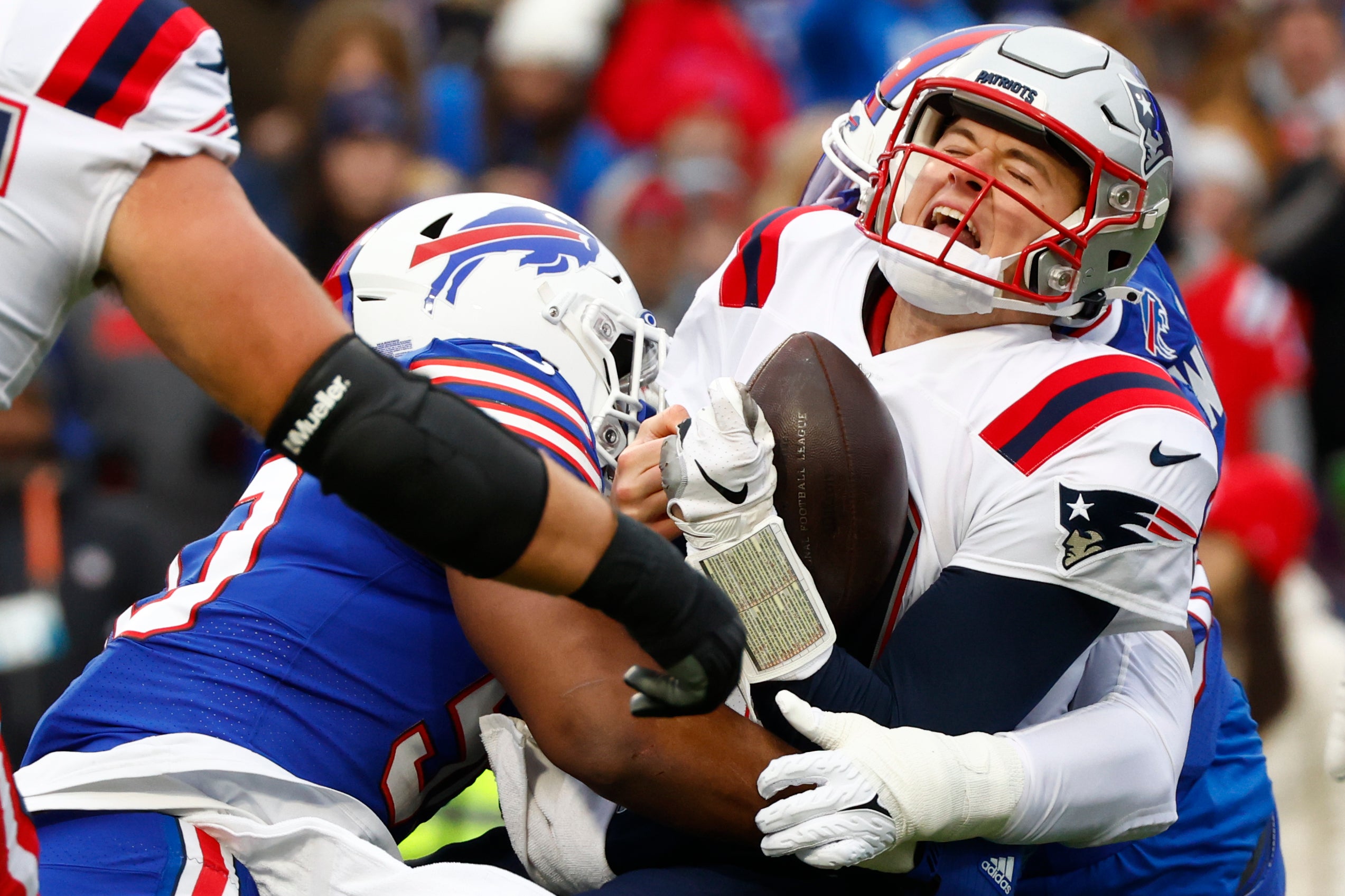 East Rutherford, New Jersey, USA. 30th Oct, 2022. New England Patriots  quarterback Mac Jones (10) looks to pass against the New York Jets during a  NFL game in East Rutherford, New Jersey