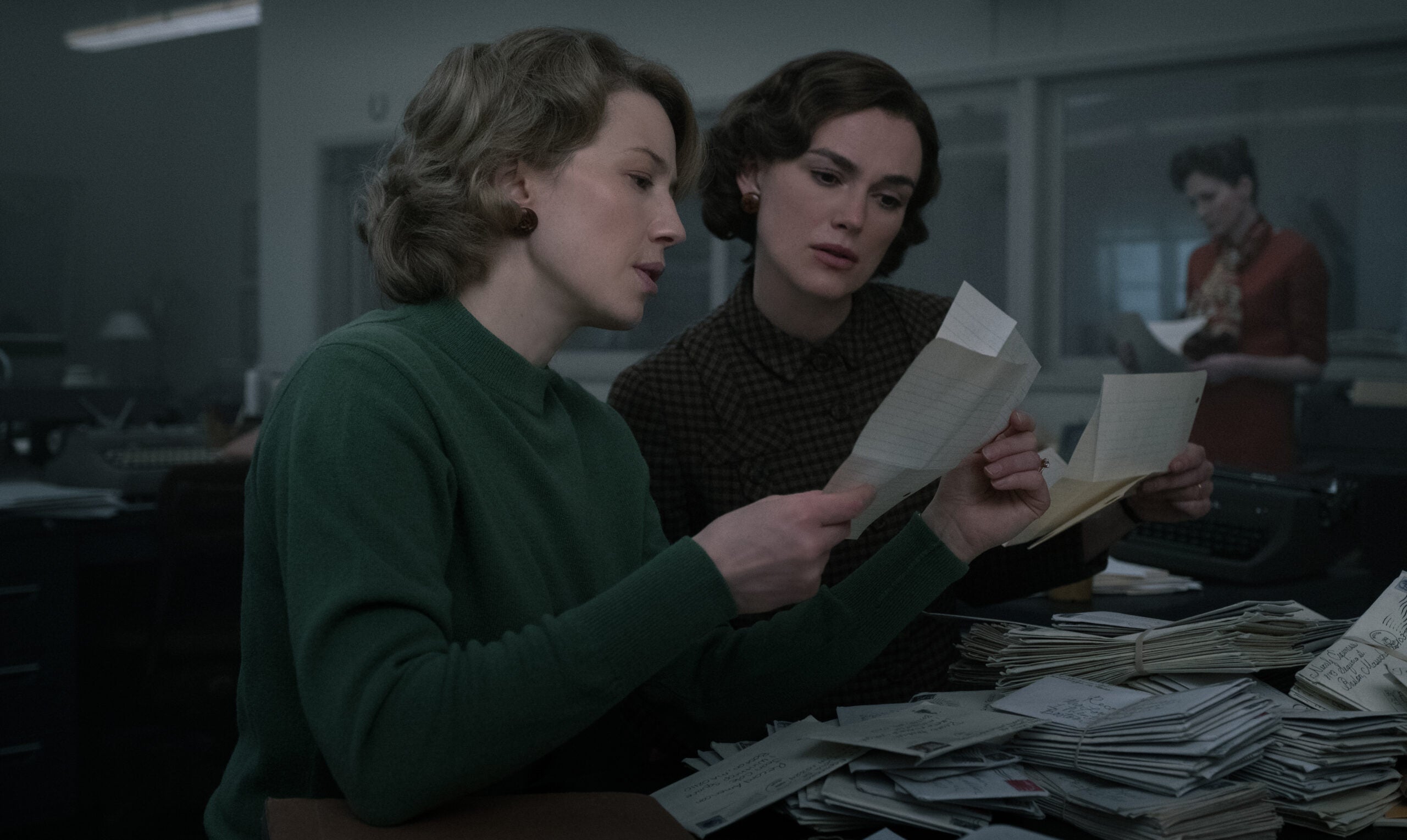 Carrie Coon (L) as Jean Cole and Keira Knightley (R) as Loretta McLaughlin in "Boston Strangler."