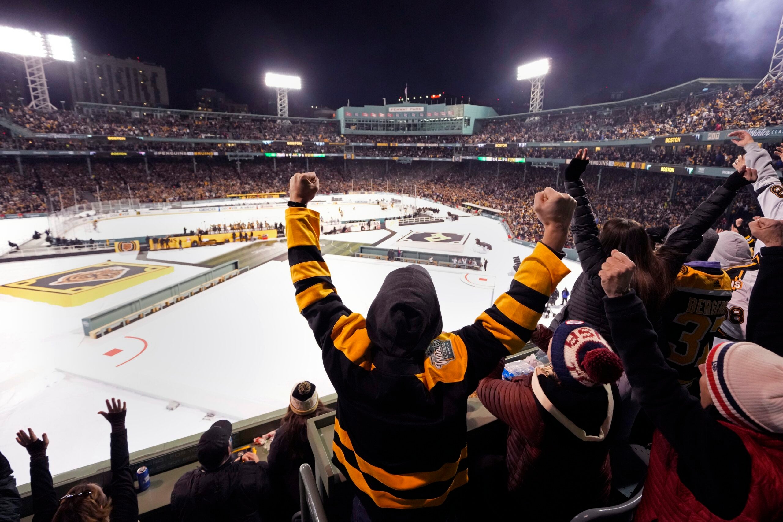 VIDEO: Time-lapse of Fenway Park's Winter Classic transformation