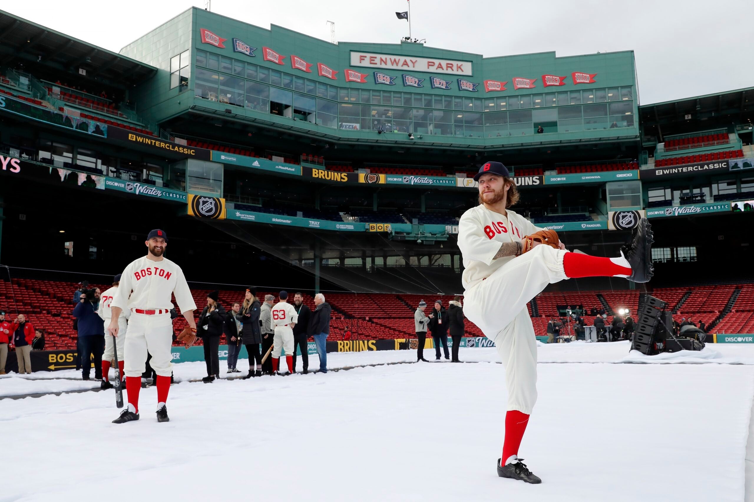 The 23 best pictures from the Winter Classic at Fenway Park