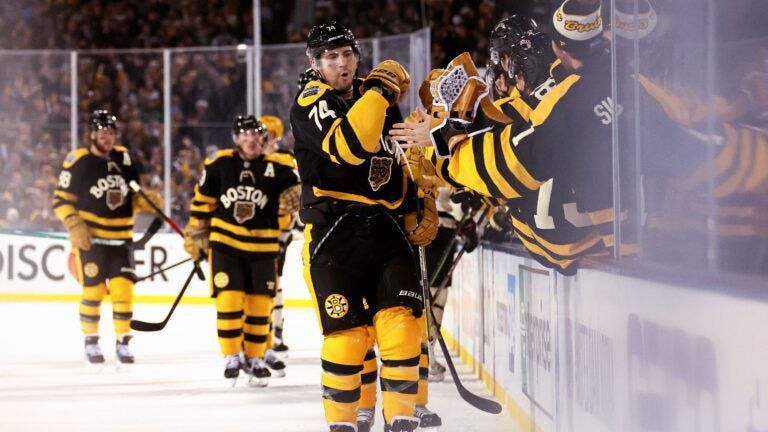 Lundi dans la LNH, Jake DeBrusk propulse les Bruins avec un double au  Fenway Park