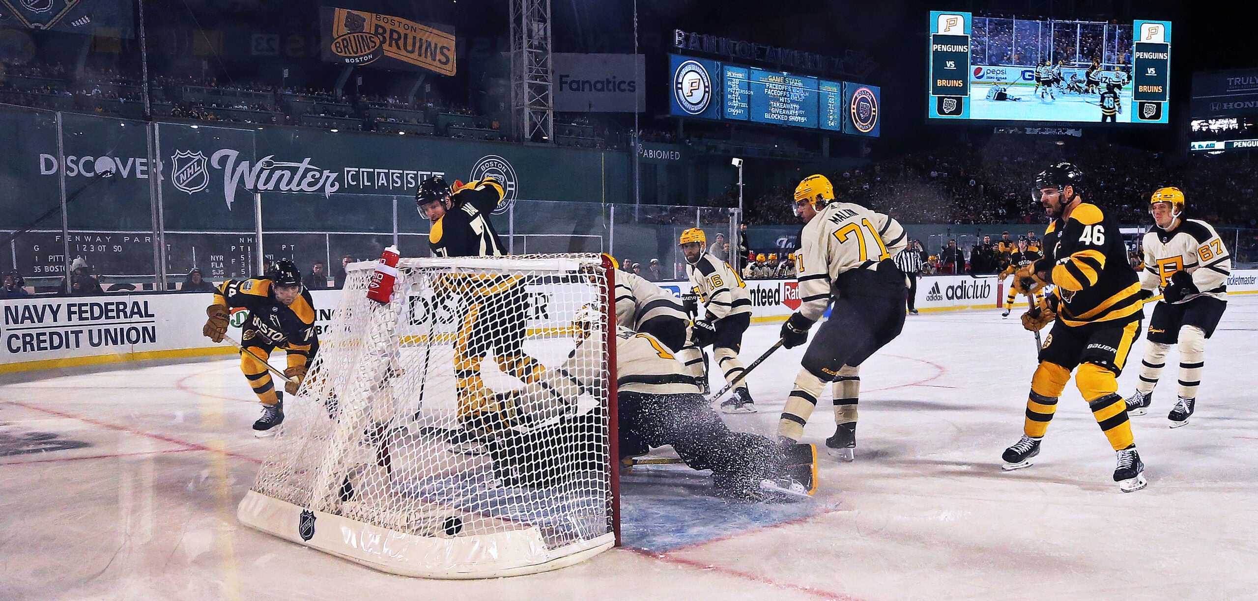 257 Bridgestone Nhl Winter Classic Boston Bruins Family Skate Stock Photos,  High-Res Pictures, and Images - Getty Images