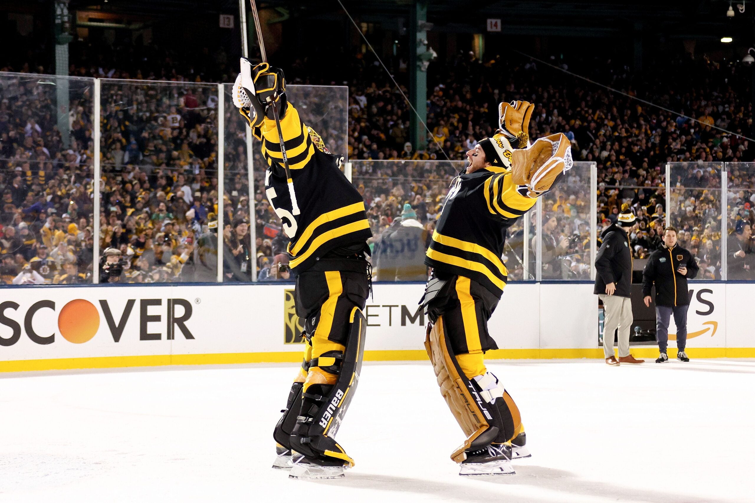 Bruins goalie hug, explained: How Linus Ullmark, Jeremy