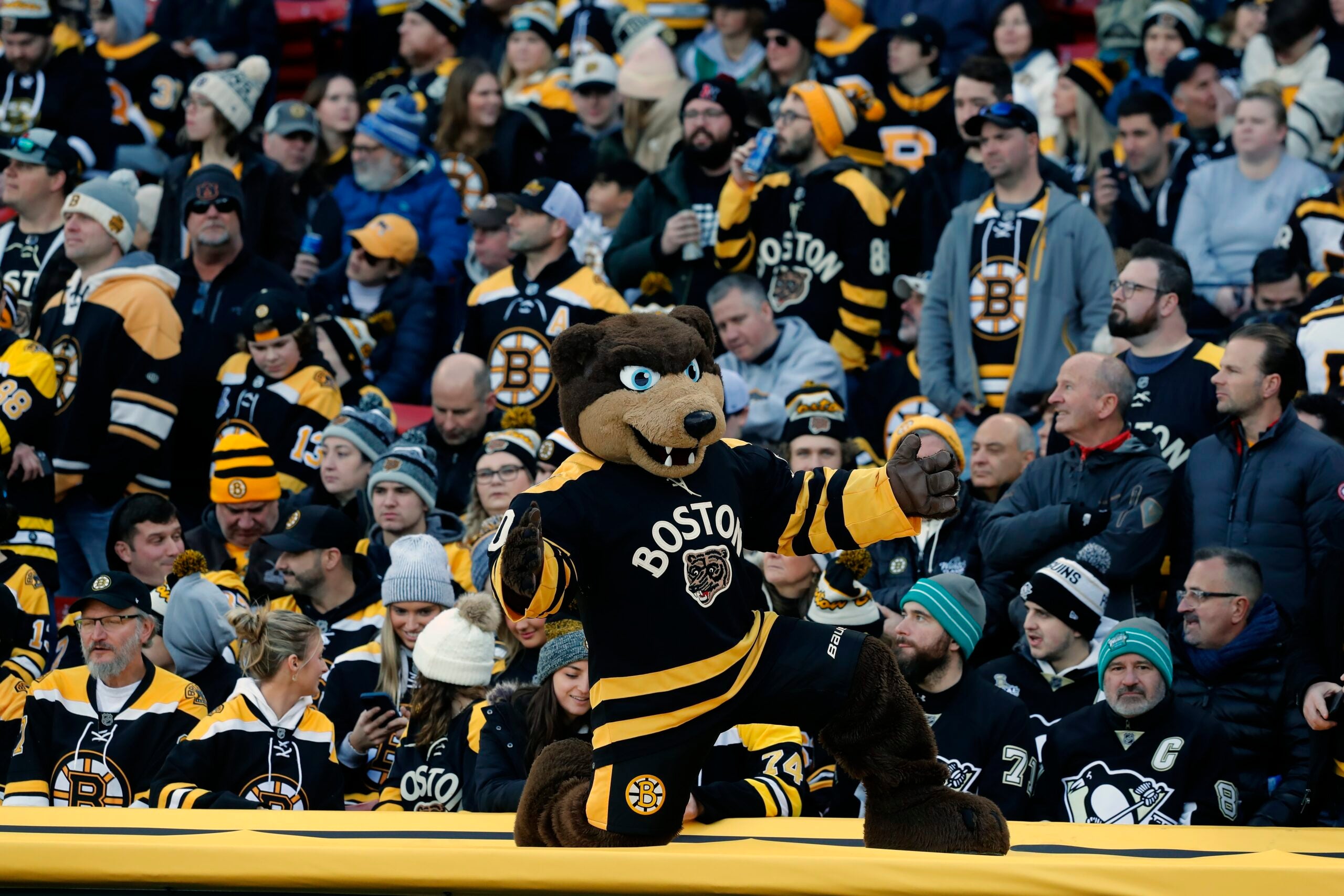 The 23 best pictures from the Winter Classic at Fenway Park