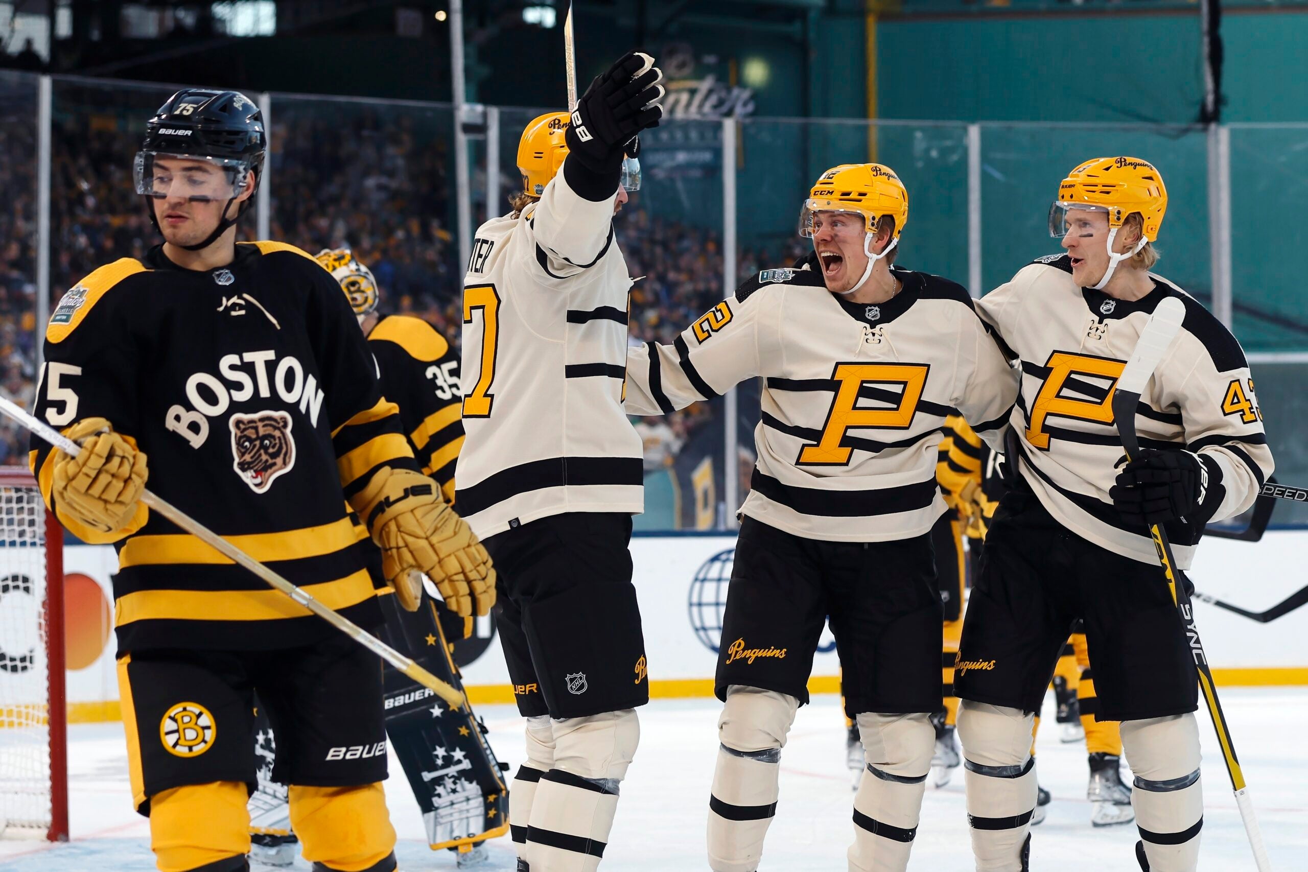 20 Screen Saver-Worthy Photos From Bruins-Penguins Winter Classic
