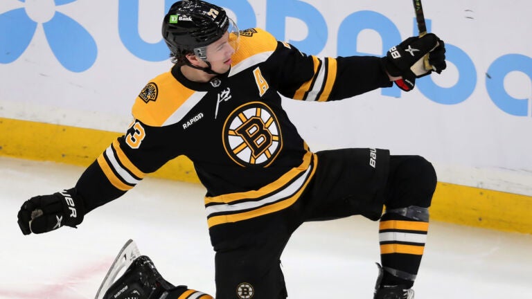 Bruins vs. Zdeno Chara storyline never materializes, Boston moves