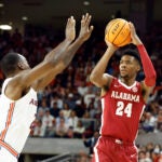 Alabama freshman Brandon Miller preparing for a shot.