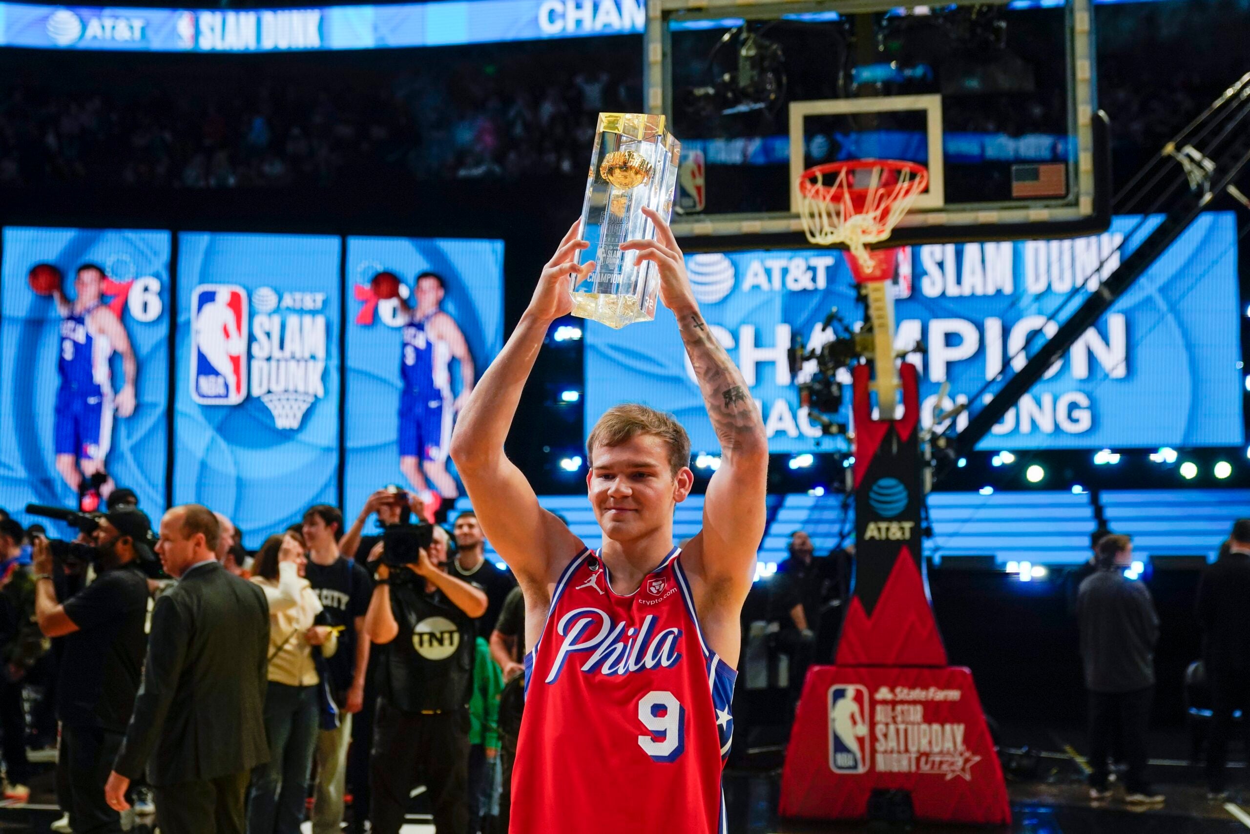 Mac McClung dunks over Shaq, wins 2nd Slam Dunk Contest