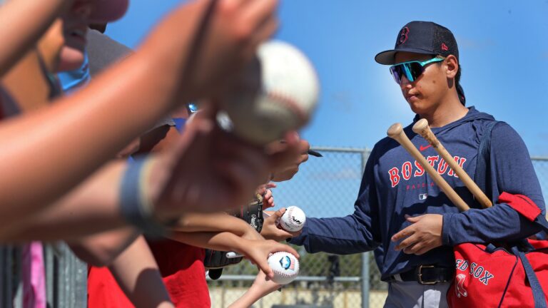 Alex Cora delivers message to players and staff ahead of 2022