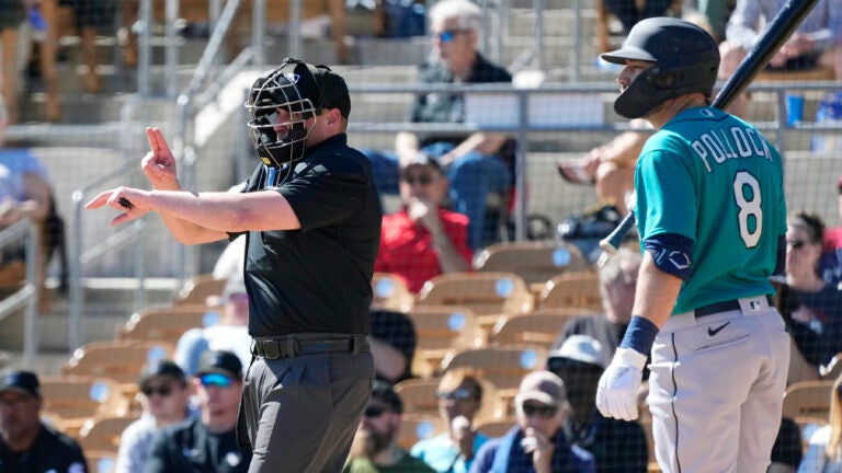 A pitch clock violation is called during a spring training game between the White Sox and Mariners.