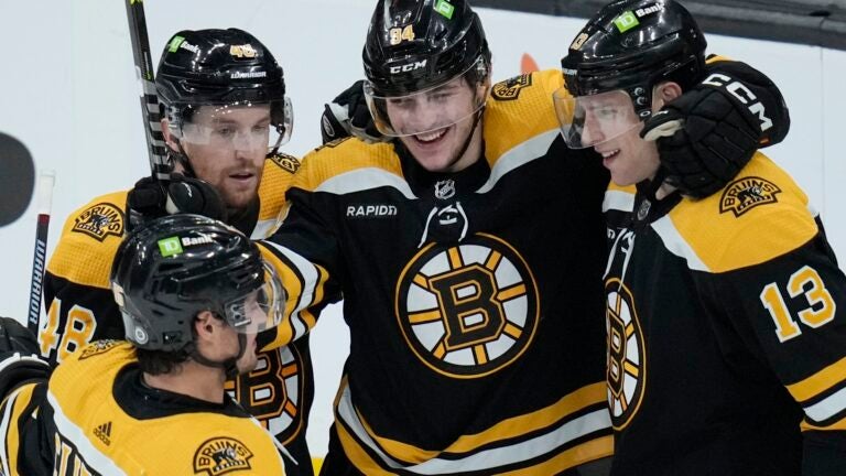Útočník Bruins Jakub Lauko se po vstřelení sedmého gólu týmu v utkání proti Buffalu Sabres usmívá,