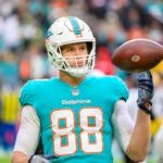 Mike Gesicki playing for the Dolphins in 2022.