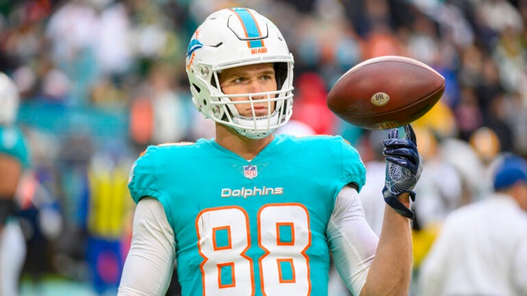 Mike Gesicki playing for the Dolphins in 2022.