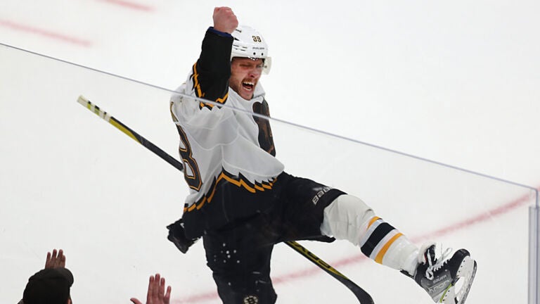 Brad Marchand signs 8-year extension with Bruins