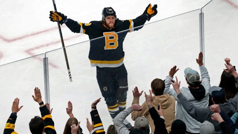 Boston Bruins sign David Pastrnak to eight-year, $90 million