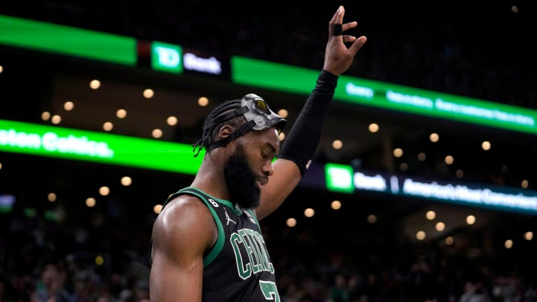 Boston Cheers as Celtics Rout Lakers - The New York Times