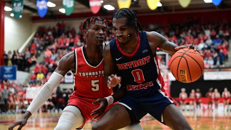 Antoine Davis playing against Youngstown State.