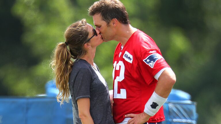 Tom Brady kisses his wife Gisele Bundchen after a 2018 practice