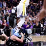 Draymond Green steps on Domantas Sabonis