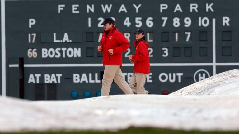 Red Sox grounds crew put on tarp