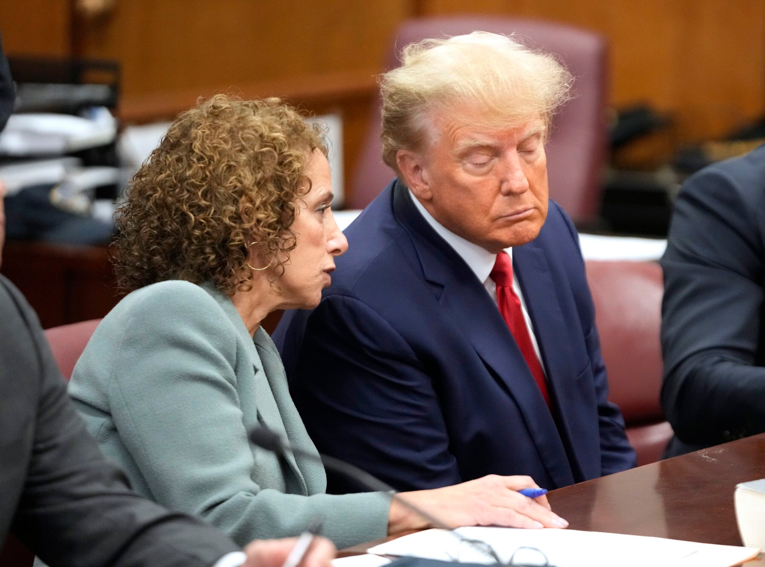 Trump - Former U.S. President Donald Trump (R) talks with one of his attorneys inside the courtroom