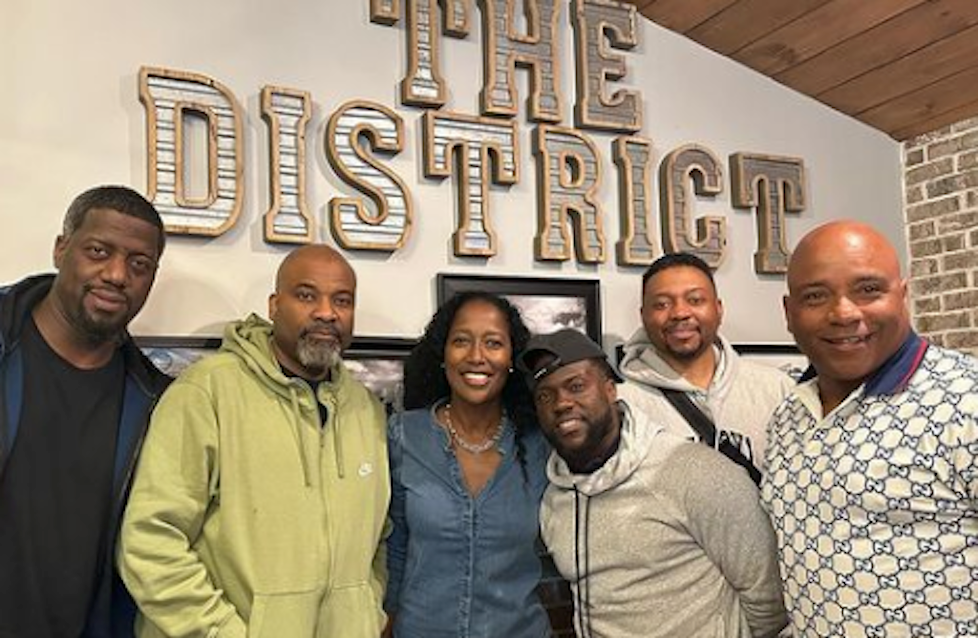 Kevin Hart poses at The District in Providence