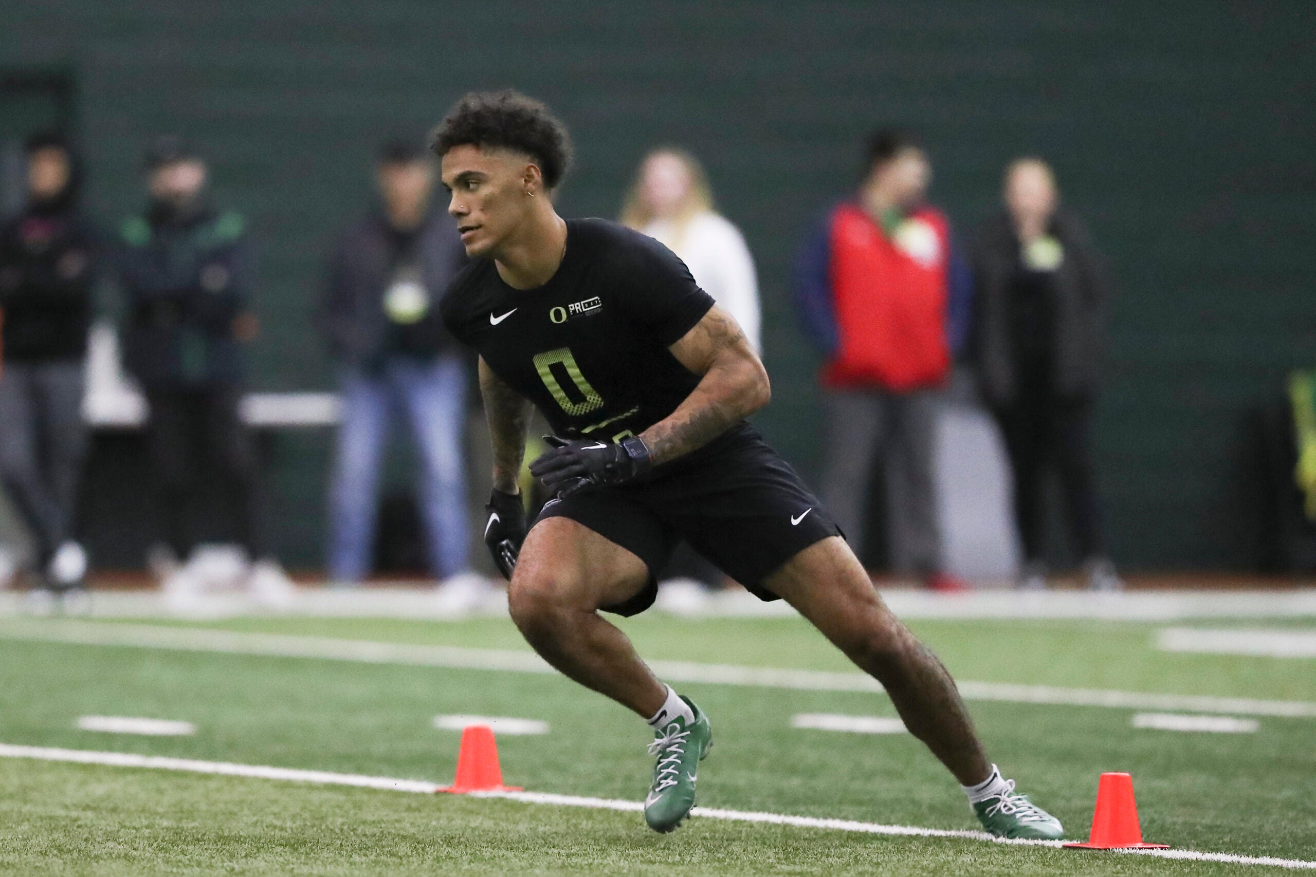 Patriots take Oregon cornerback Christian Gonzalez in new AP mock draft