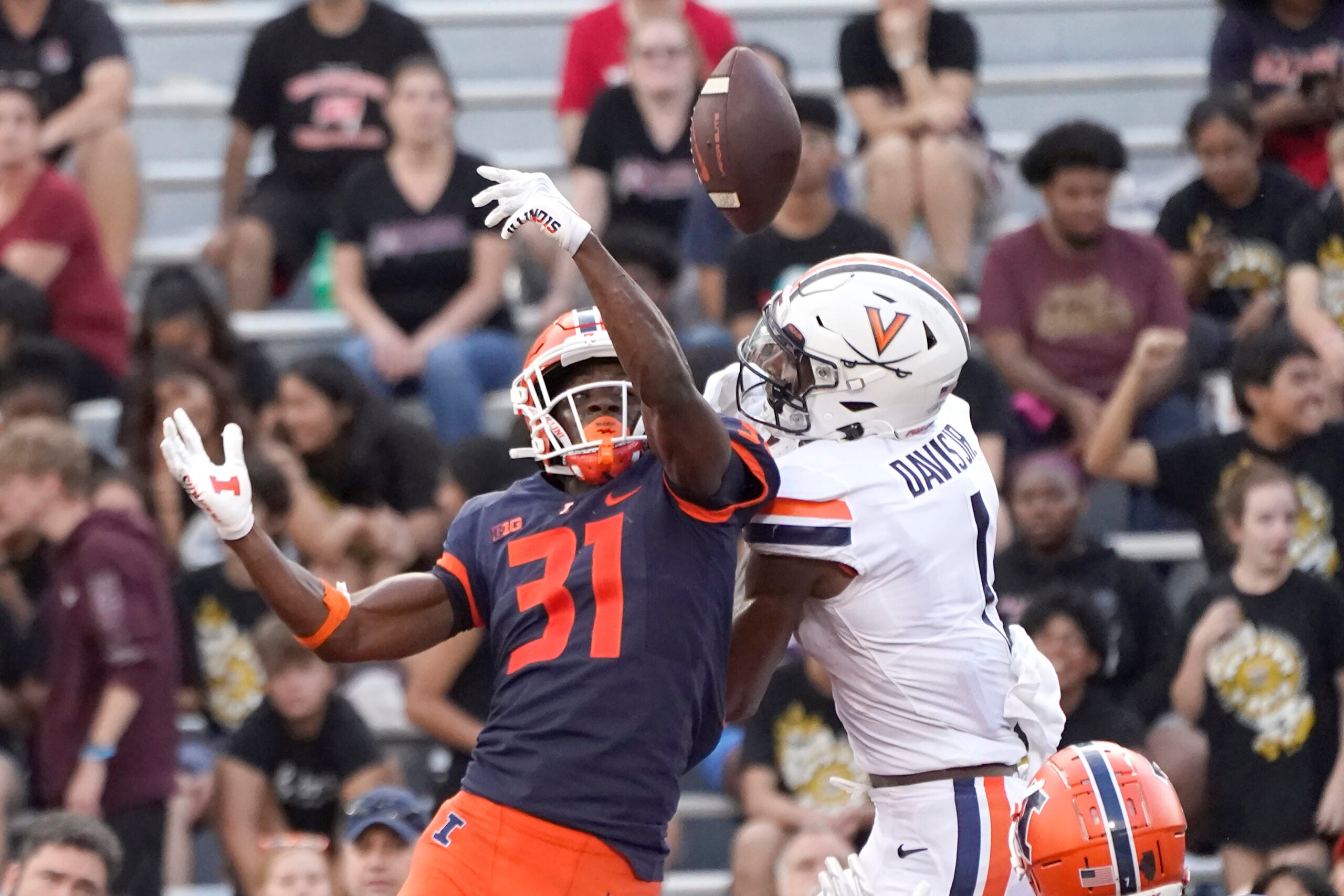Potential Patriots draft pick Devon Witherspoon playing for Illinois.