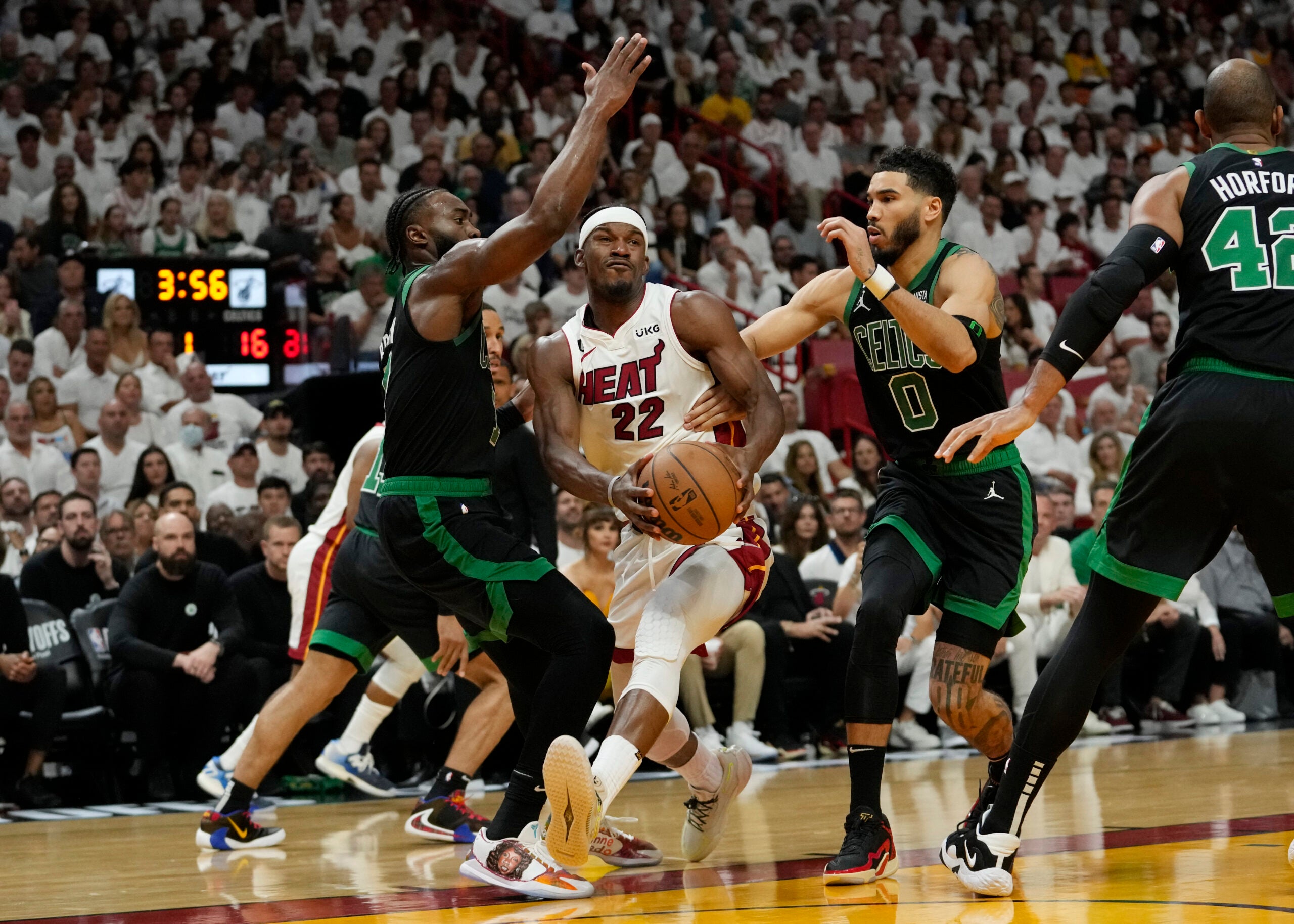 Ado decide, Miami Heat segura Celtics no fim e vence jogo 3 em