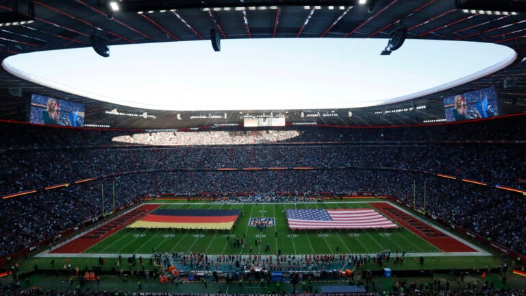 Auf dem Spielfeld werden während der Nationalhymne vor dem NFL-Fußballspiel zwischen den Tampa Bay Buccaneers und den Seattle Seahawks am Sonntag, den 13. November 2022, in der Allianz Arena in München, Deutschland- und US-Flaggen gezeigt.  Die Tampa Bay Buccaneers schlagen die Seattle Seahawks mit 21:16.