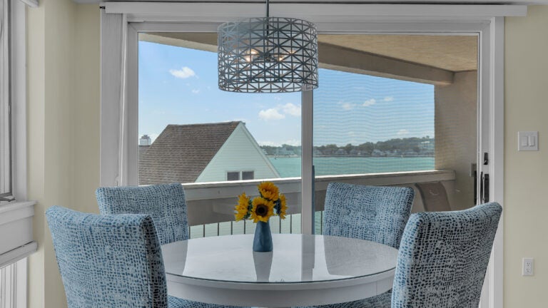 1-commodore-ct-hull-dining condo