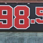 The logo for 98.5 FM.