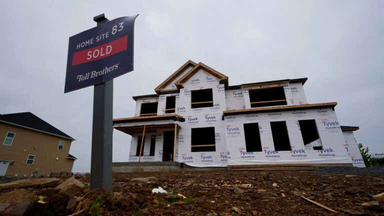 a home under construction without siding is used to illustrate the weekly mortgage rate.