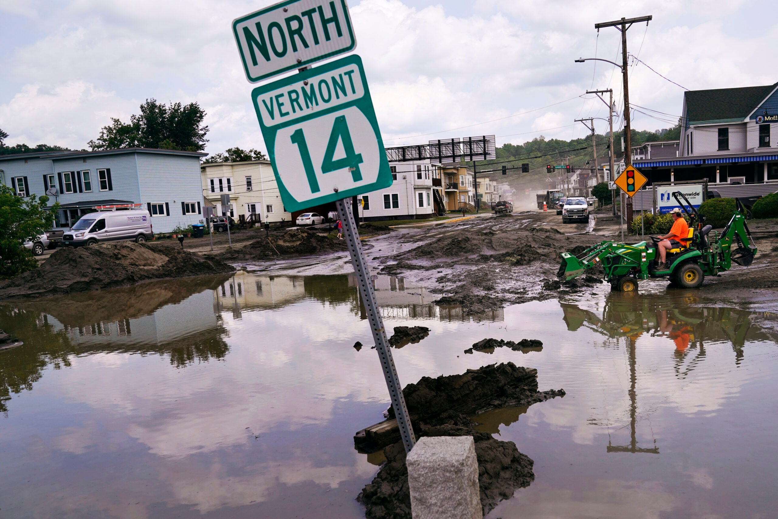 A Furniture Store Owner Opened His Shops To Flood Victims And Hundreds  Poured In