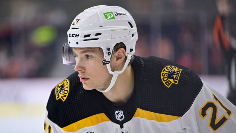 Boston Bruins'ten Fabian Lysell, 24 Eylül 2022 Cumartesi, Philadelphia'da Philadelphia Flyers'a karşı bir sezon öncesi NHL hokey maçında eylemde.