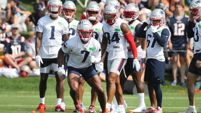 Holding court: Two Celtics pay visit to Patriots practice - The